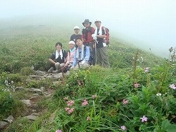 热爱登山的志愿者齐聚一起爬山